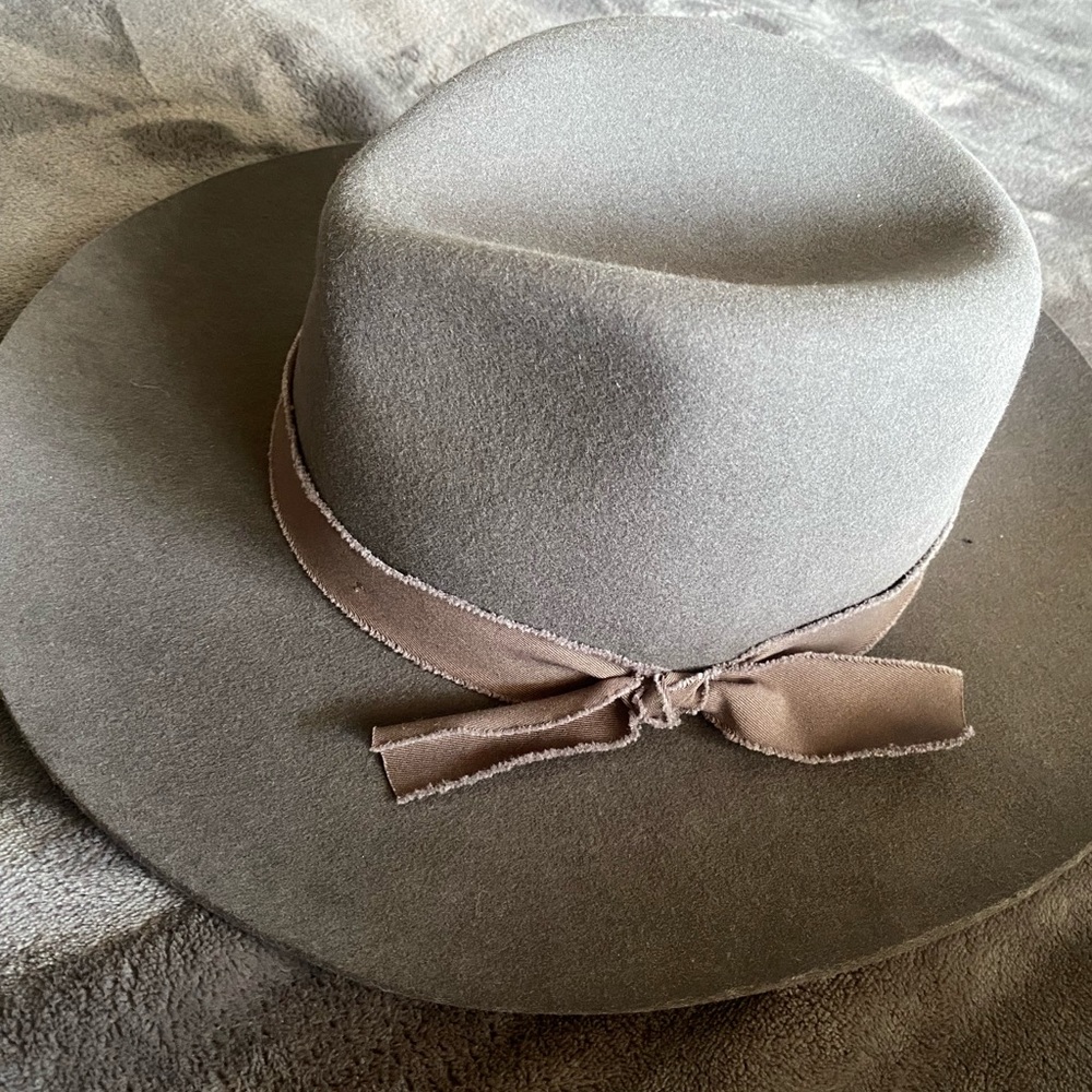 100% wool grey hat with accent ribbon. Adjustable. Never worn. Brand new.